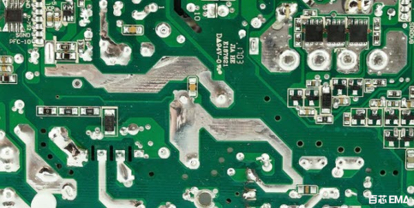 PCB 迹线上的焊料